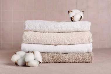 Işık masasında bir yığın temiz havlu ve pamuk.