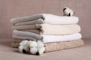 Işık masasında bir yığın temiz havlu ve pamuk.