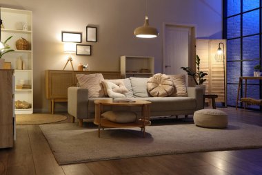 Kanepe, kapı ve gece lambasıyla oturma odasının içinde.