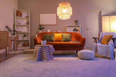 Kanepe, koltuk ve gece lambasıyla oturma odasının içinde.