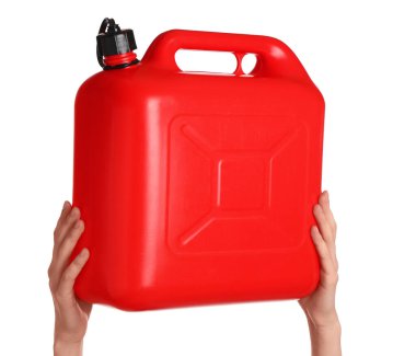 Beyaz arka planda teneke kutu tutan kadın eller