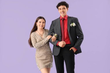 Leylak arka planda güzel bir çift.