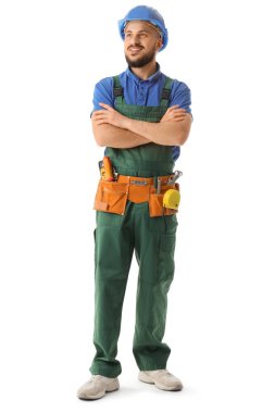 Beyaz arka planda izole edilmiş profesyonel aletleri olan kasklı mutlu erkek inşaat işçisi.