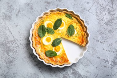 Paskalya yumurtası tartını gri arka planda ıspanak yapraklarıyla kes