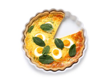 Beyaz arka planda ıspanak yapraklı Paskalya yumurtası tartı