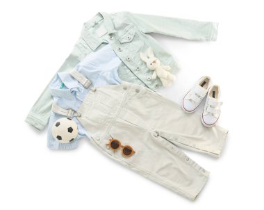 Beyaz arka planda şık çocuk kıyafetleri, ayakkabıları, futbol, oyuncak ve güneş gözlükleri