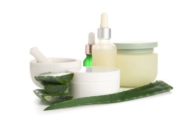 Beyaz arka planda organik kozmetik ürünleri olan Aloe Vera