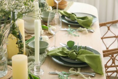 Güzel çiçekli şık bir masa ve restoranda katlanmış peçeteler.