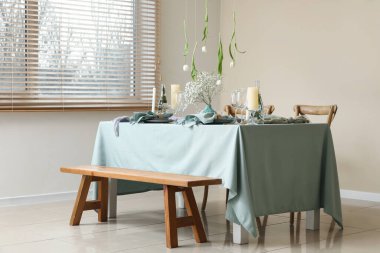 Güzel çiçekleri, mumları ve şık yemek odasında asılı laleleri olan zarif bir masa.