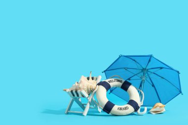 Renkli arka planda mini yaşam şamandırası, şezlong, şemsiye ve deniz kabukları ile yaratıcı kompozisyon