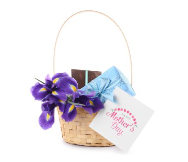 Beyaz arka planda süsen çiçekli sepet, hediye kutusu ve Anneler Günü için çikolata.