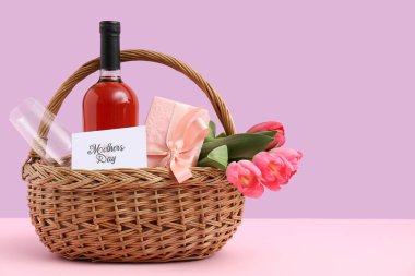 Şarap şişeli sepet, lale ve anneler günü için hediye paketi.
