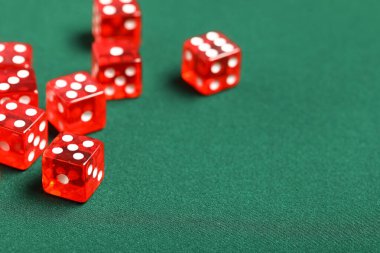 Yeşil arkaplanda kırmızı oyun işaretleri