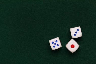 Koyu yeşil arka planda kırmızı ve mavi çekirdekli baharatlar