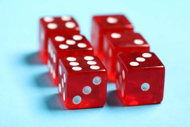 Mavi arkaplanda kırmızı oyun işaretleri, yakın plan