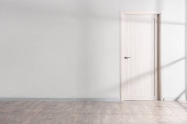 Odada kapısı olan gri duvar manzarası