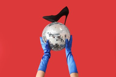 Disko toplu kadın eller ve kırmızı arka planda yüksek topuk. Balo konsepti