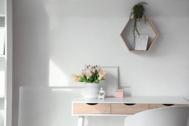 Anneler Günü için dekore edilmiş, laleli vazo.