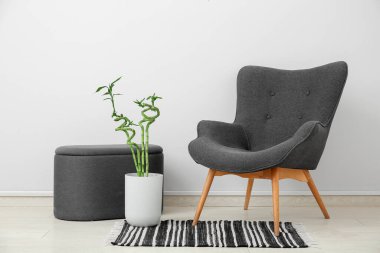 Gri koltuklu, puf ve bambu saplı şık bir oturma odası.