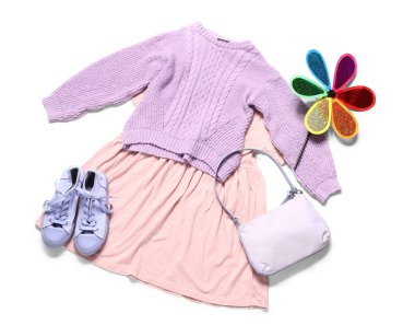 Beyaz arka planda oyuncakları olan küçük kız bahar kıyafeti.