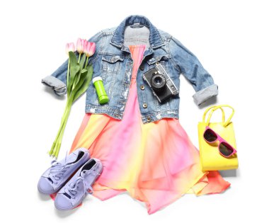 Kamera ve beyaz arka planda laleleri olan küçük bir kız bahar kıyafeti.