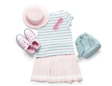 Beyaz arka planda çanta ve şapkalı küçük kız bahar kıyafeti