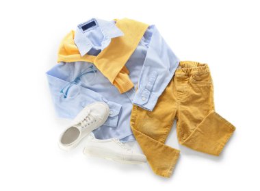 Beyaz arka planda izole edilmiş şık çocuk kıyafetleri, ayakkabıları ve gözlükleri.