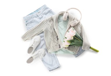 Şık çocuk kıyafetleri, ayakkabıları, lale çiçekleri ve beyaz arka planda modern kulaklıkları olan kompozisyon