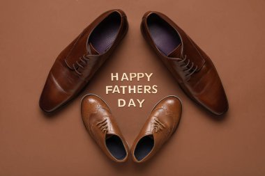 Mutlu Babalar Günleri, renkli arkaplanda şık erkek ve çocuk ayakkabıları