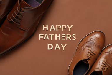 Mutlu Babalar Günleri, renkli arkaplanda şık erkek ve çocuk ayakkabıları