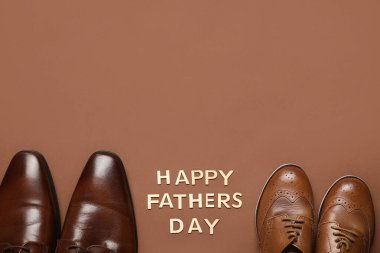 Mutlu Babalar Günleri, renkli arkaplanda şık erkek ve çocuk ayakkabıları