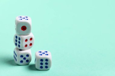 Turkuaz arka planda beyaz oyun zarları