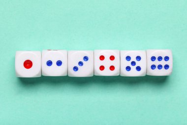 Turkuaz arka planda beyaz oyun zarları