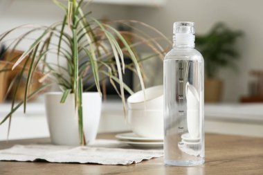 Mutfaktaki masada üzerinde zaman damgası olan bir şişe su, yakın plan.