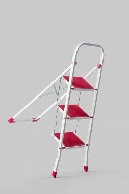 Işık arkaplanındaki kırmızı merdiven