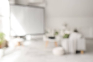 Projektör ekranlı, kanepeli ve masalı bulanık oturma odası manzarası