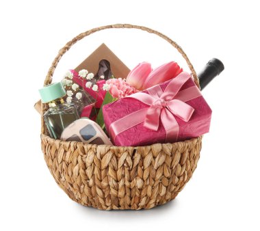 Beyaz arka planda bahar çiçekleri, şarap ve kozmetik ürünleri olan hediye sepeti.