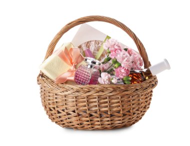 Bahar çiçekleriyle hediye sepeti, beyaz arka planda şarap ve parfüm.