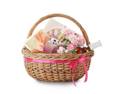 Bahar çiçekleriyle hediye sepeti, beyaz arka planda şarap ve parfüm.