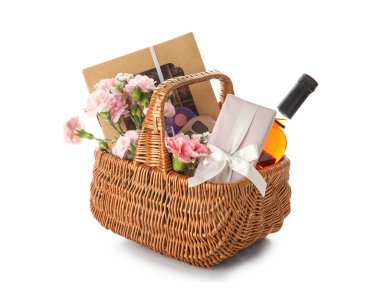 Beyaz arka planda bahar çiçekleri, şarap, şeker ve kozmetik ürünleri olan hediye sepeti