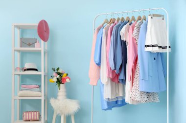 Renk duvarına karşı şık kadın kıyafetleri, bahar çiçekleri ve aksesuarları dizin.