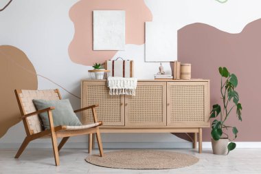 Rahat koltuğu ve ahşap dolabı olan şık bir oturma odası.