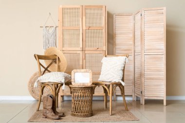 Sehpanın üzerinde sandalyeler ve çerçeve olan şık bir oda.