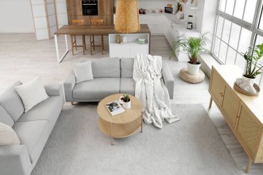 Sofrası, masası ve mutfak tezgahı olan modern stüdyo dairesi.