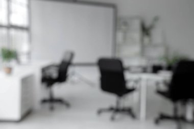 Projektör ekranı ve masası olan konferans salonunun bulanık görüntüsü