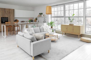 Sofrası, masası ve mutfak tezgahı olan modern stüdyo dairesi.