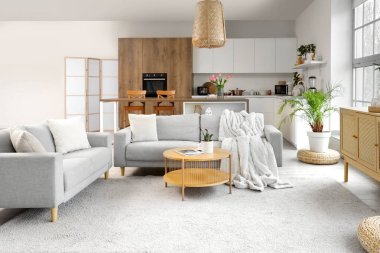 Sofrası, masası ve mutfak tezgahı olan modern stüdyo dairesi.