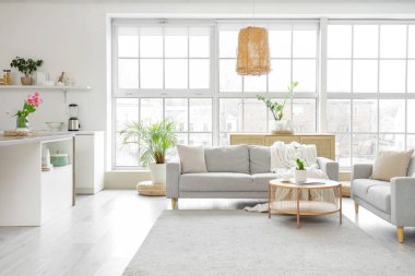 Sofrası, masası ve mutfak tezgahı olan modern stüdyo dairesi.