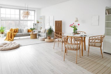 Sofrası ve yemek masası olan modern stüdyo dairesi.