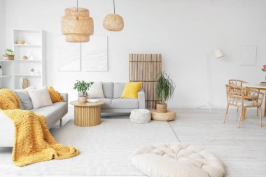 Kanepeleri, lambaları ve bitkileri olan modern stüdyo dairesi.